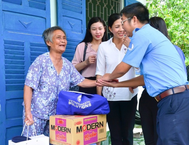 Một ngày theo chân VWS đi trao quà từ thiện