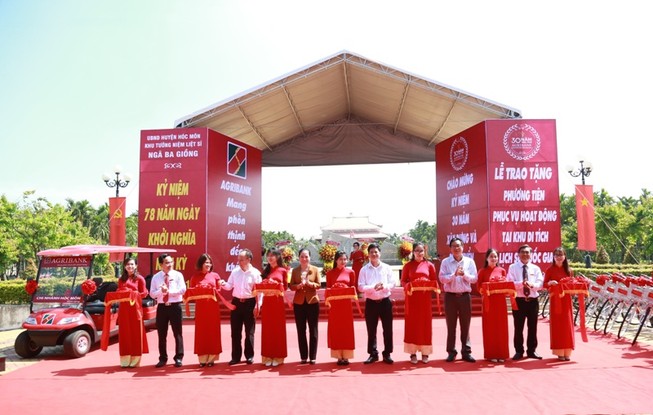 Tặng phương tiện cho khu tưởng niệm liệt sĩ Ngã Ba Giồng