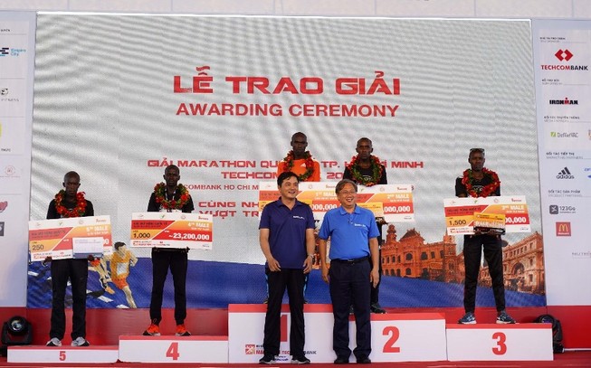 Techcombank trao quỹ từ thiện hơn tỉ đồng