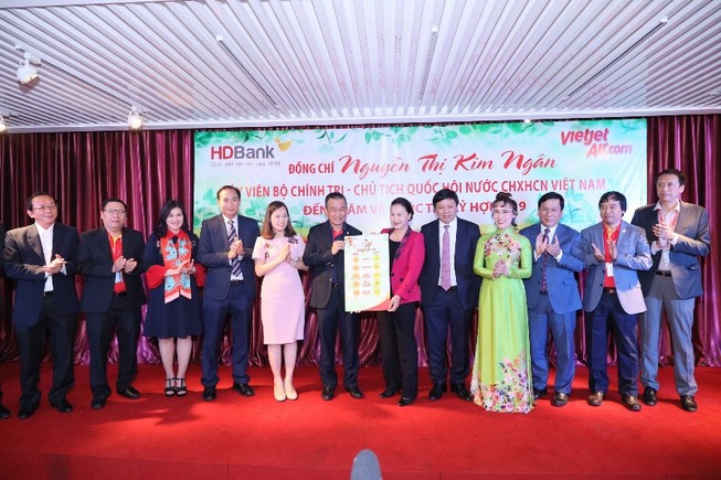 Chủ tịch Quốc hội chúc Tết HDBank và VietJet
