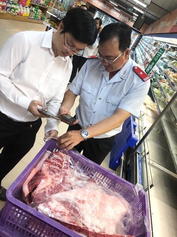 Saigon Co.op trắng đêm kiểm soát để đảm bảo thịt heo sạch 