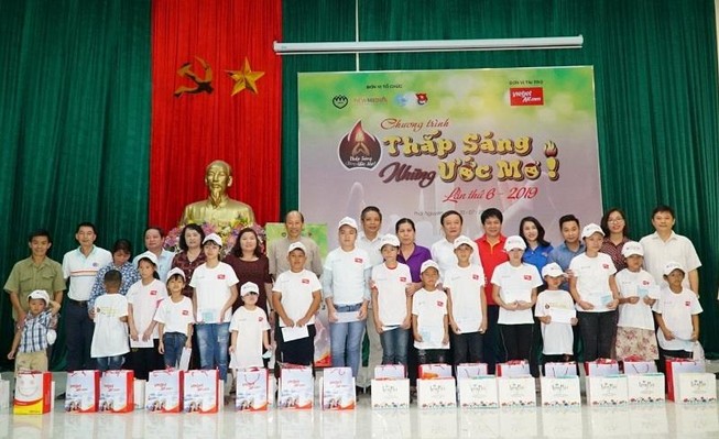 Vietjet: Thắp sáng ước mơ cho trẻ em miền núi khó khăn