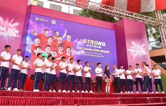 CLB bóng đá Hà Nội giao lưu với học sinh Trường Marie Curie