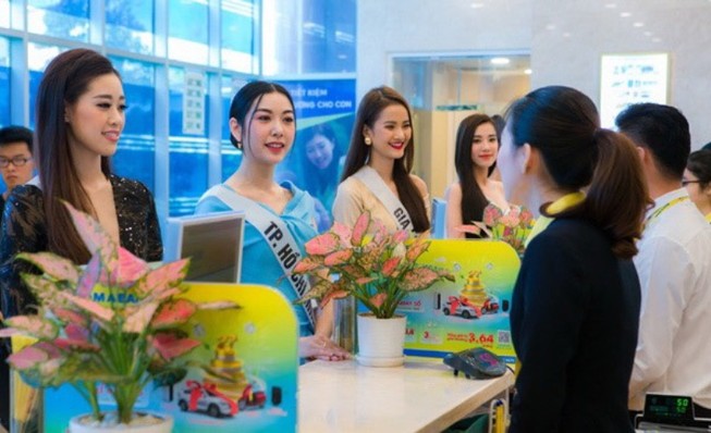 Nam A Bank trao thẻ JCB cho tân Hoa hậu Hoàn vũ Việt Nam