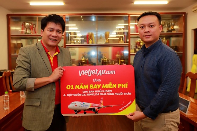 Vietjet: Hai đội bóng đá nhận quà một năm bay miễn phí