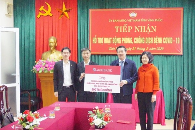 Cán bộ Agribank quyên góp 800 triệu ủng hộ tỉnh Vĩnh Phúc