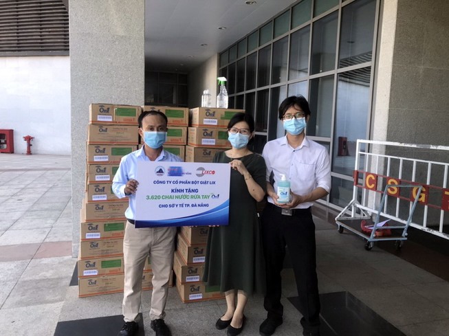 Hơn 2.000 lít dung dịch rửa tay On1 đến các vùng dịch