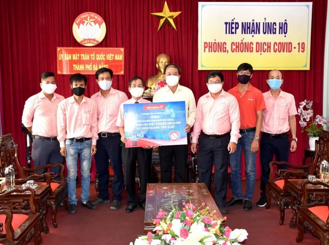 Điện Quang ủng hộ Đà Nẵng 100 bộ đèn led diệt khuẩn