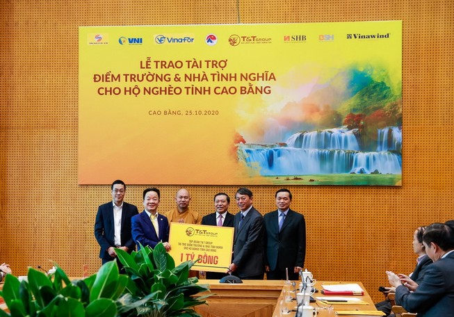 'Bầu Hiển' ủng hộ tỉnh Cao Bằng 5 tỉ đồng