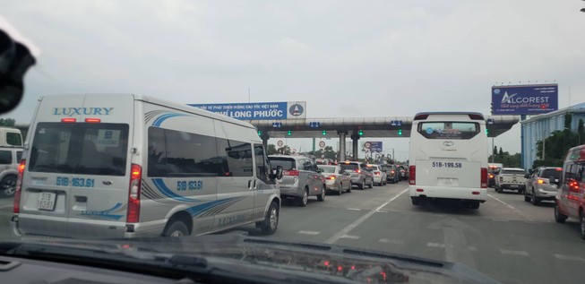 Ùn xe nghiêm trọng cao tốc TP.HCM - Long Thành - Dầu Giây