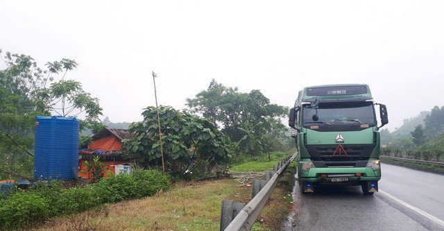 Ngang nhiên đỗ xe trên cao tốc để vào quán uống nước