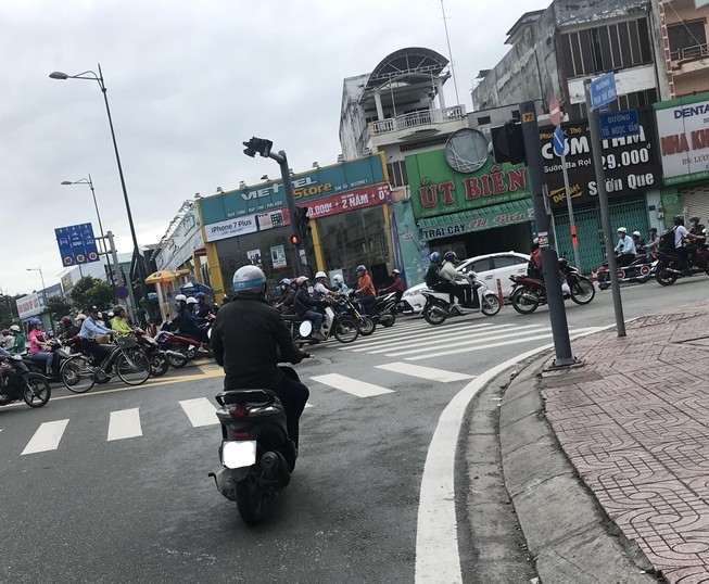 Mức phạt lỗi đè vạch kẻ đường khi dừng đèn đỏ