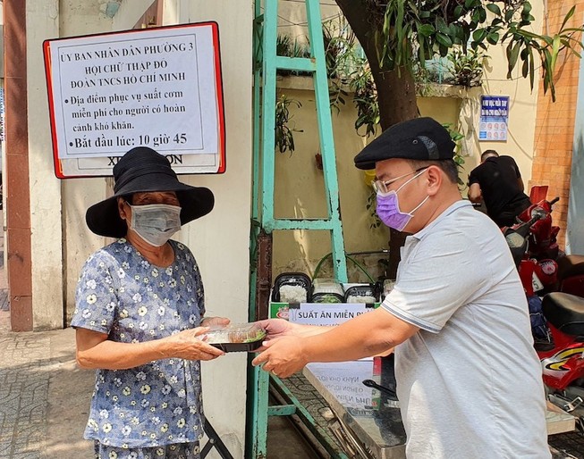 UBND phường 3, quận 11 phát cơm miễn phí cho người khó khăn