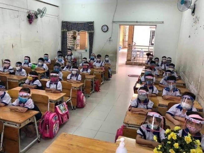 Không cần thiết phải đội nón chống giọt bắn khi ngồi học