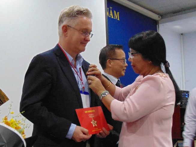 2 bác sĩ Úc vinh dự nhận huy hiệu TP.HCM