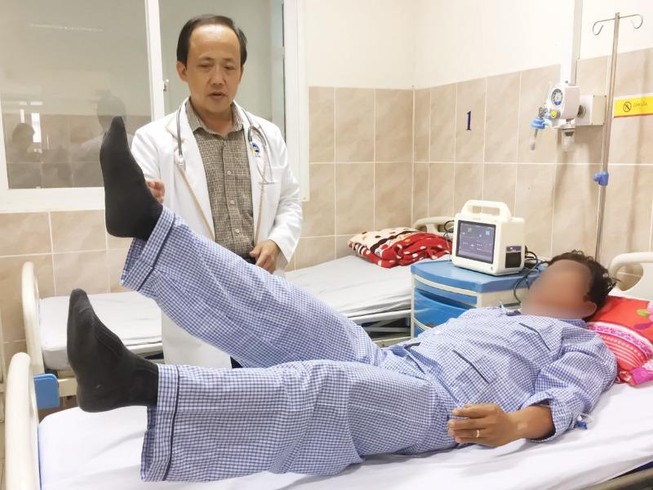 Đang ăn tiệc bỗng dưng méo miệng, đột quỵ
