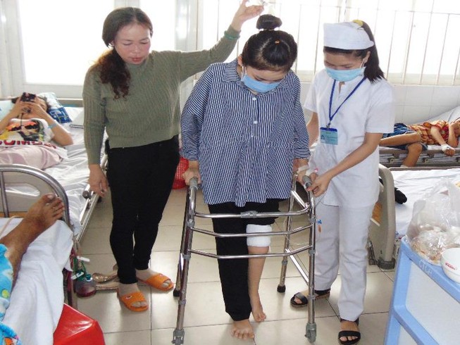 Cô gái 8 năm ngồi trên lưng mẹ quyết trở thành bác sĩ