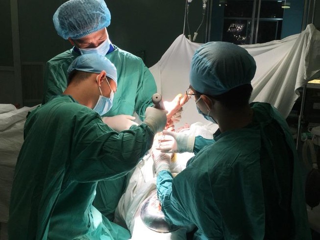 Gần 5 tiếng căng thẳng nối bàn tay đứt lìa cho nam thanh niên