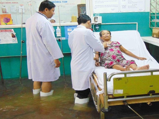 Người bệnh, bác sĩ lội nước bì bõm trong bệnh viện