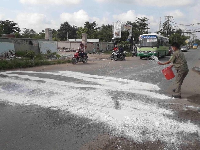 Chôn heo chết do dịch tả trong khuôn viên nhà văn hóa phường