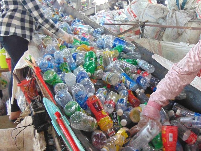 Chai nhựa trong bệnh viện 'lạc trôi' đến nơi đâu?