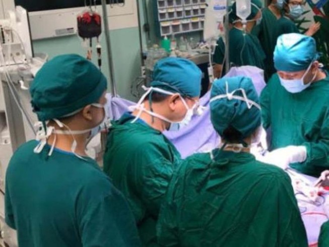 Hai bệnh viện hợp sức cứu sống bệnh nhân gần đứt lìa tay trái