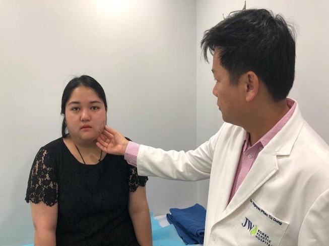 Cái tết đầu tiên của cô gái có gương mặt lõm sâu, méo xệch