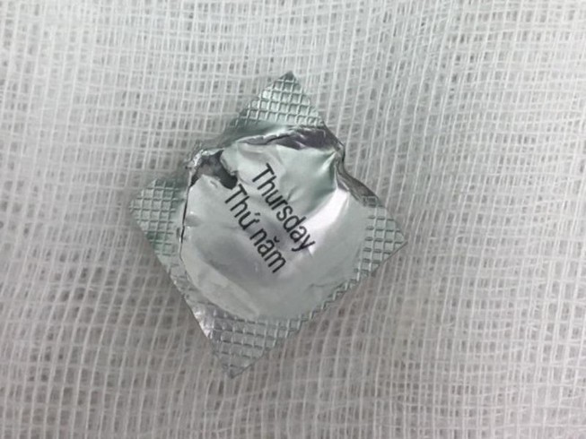 Nhập viện vì uống thuốc nuốt luôn cả vỏ