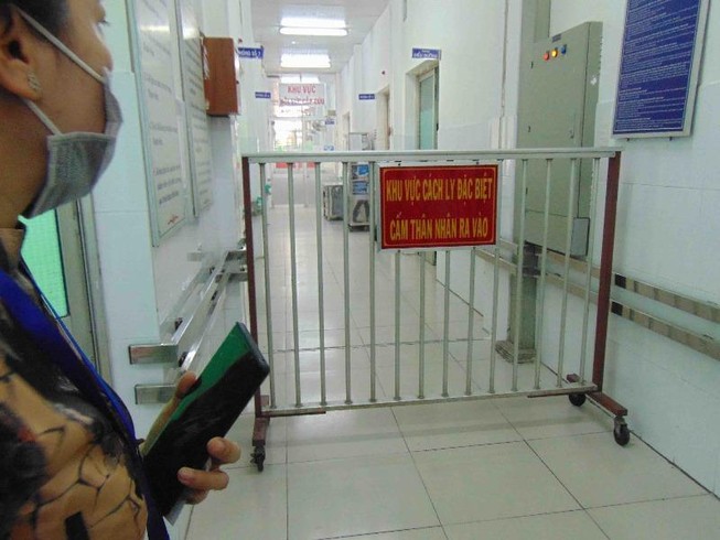 Ba người TQ rời khỏi nơi lưu trú khi đang bị cách ly