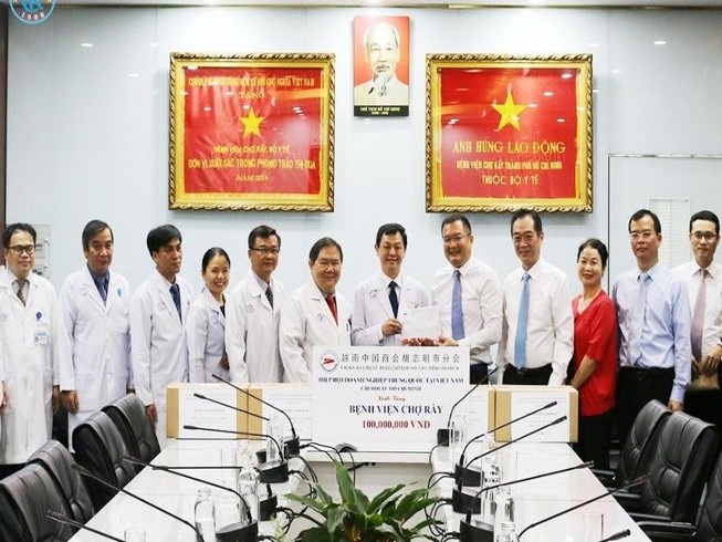 Tổng lãnh sự Trung Quốc tặng quà cho Bệnh viện Chợ Rẫy