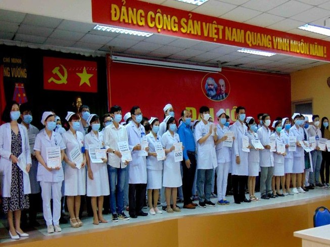 BV Trưng Vương trao bảo hiểm COVID-19 cho 81 nhân viên y tế
