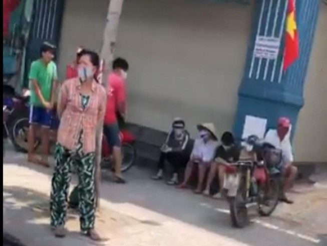 Dịch COVID-19: Yêu cầu một tiệm vàng ngưng phát cơm từ thiện