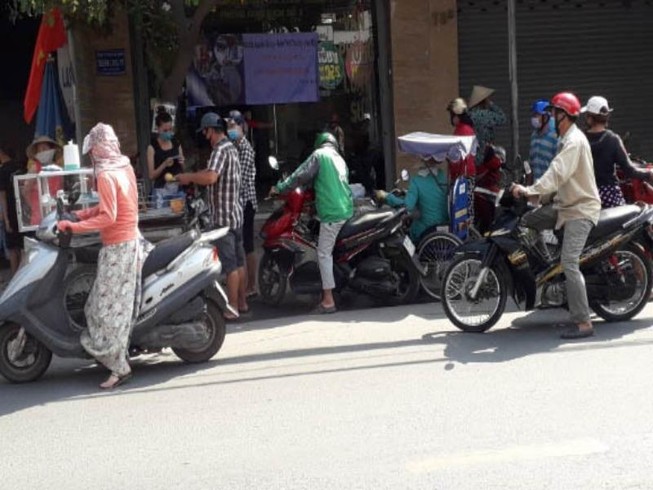 Trao quà, phát cơm từ thiện nên báo trước với địa phương