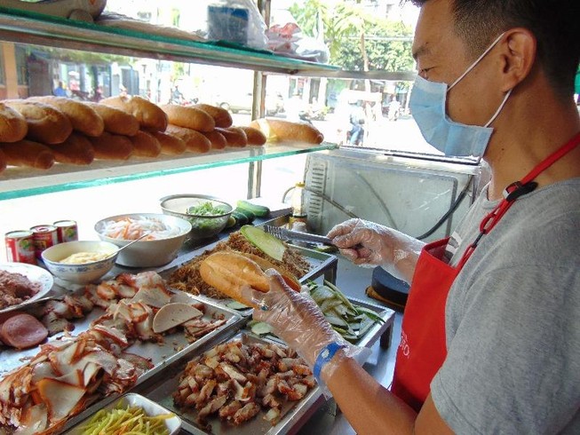 TP.HCM: Khoảng cách giữa hai thực khách tối thiểu 1 m