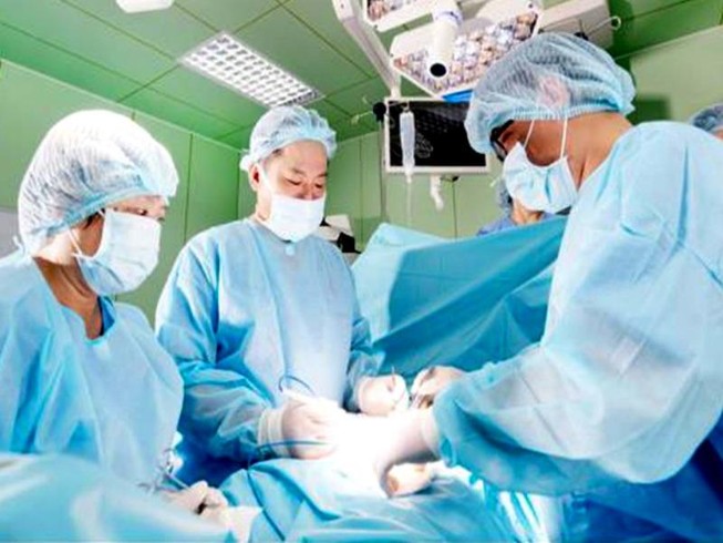 Các bác sĩ đang phẫu thuật cho bệnh nhân bị ung thư dương vật. Ảnh: BVCC