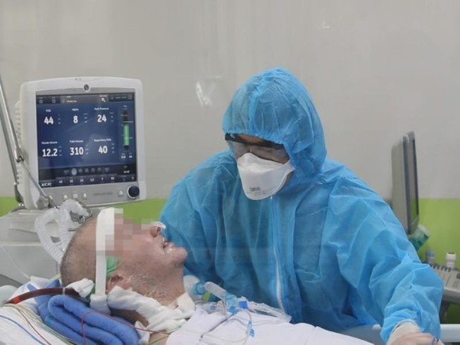 Bệnh nhân phi công người Anh đã mỉm cười, bắt tay bác sĩ