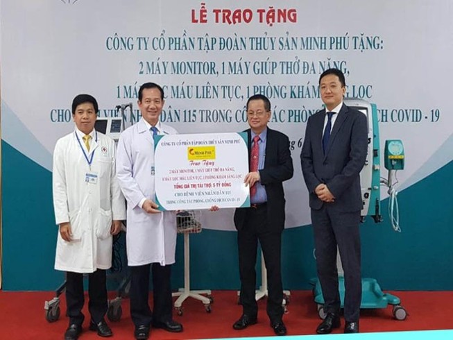 Bệnh viện Nhân dân 115 TP.HCM nhận các thiết bị y tế hỗ trợ phòng chống COVID-19 từ nhà tài trợ. Ảnh: TRẦN NGỌC
