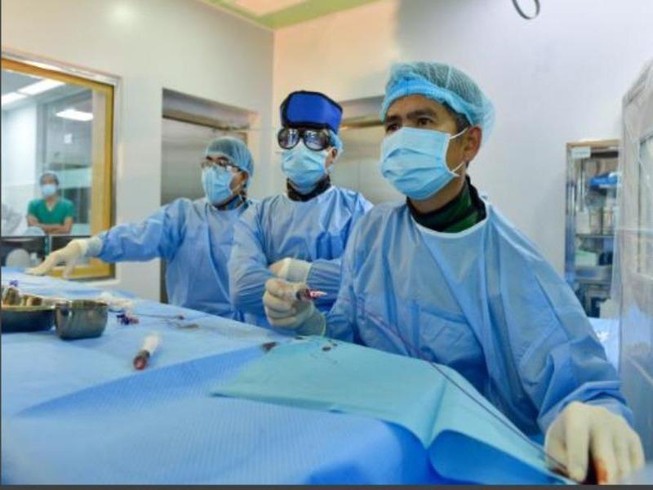Cứu cháu gái 10 tuổi đột quỵ xuất huyết não khi đang ngồi học
