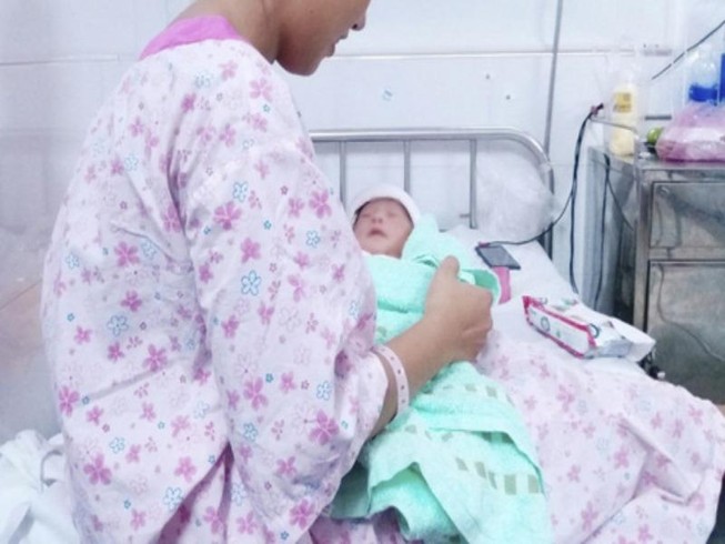 Xe cấp cứu 2 bánh vô hẻm sâu hỗ trợ sản phụ sinh con
