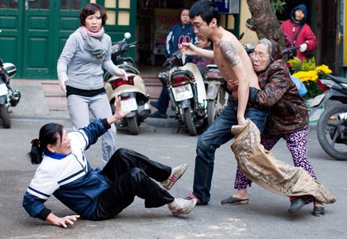 Vụ 'dùng kéo đâm người giữa phố': Bị ảo giác do ma túy?