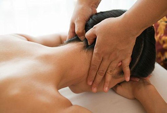 Liệt, hôn mê tại chỗ sau khi được thầy lang nắn bóp