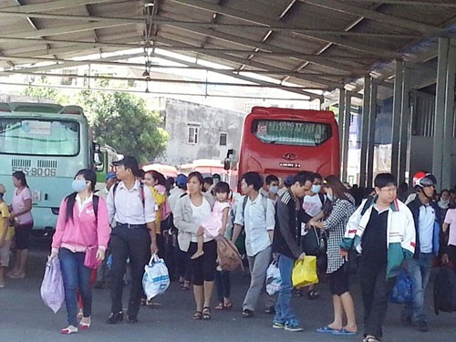 Người dân lũ lượt đổ về TP.HCM sau lễ