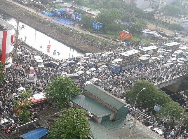 Hà Nội tắc đường gần ba tiếng, nhiều người đi làm muộn