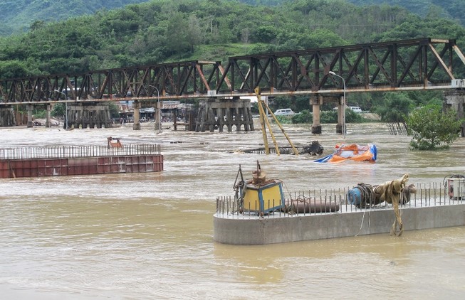 Sau bão số 4, nhiều nơi đang bị nước lũ cô lập