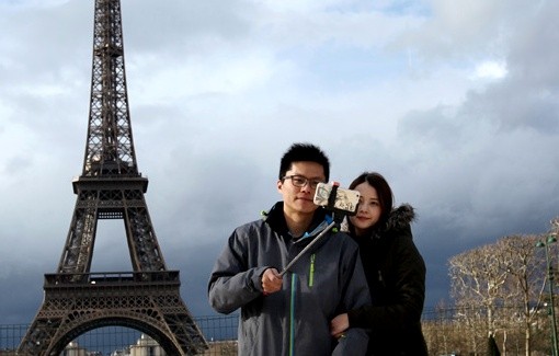 Du khách dùng "gậy tự sướng" đại náo... Paris