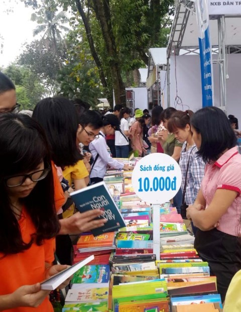 Chen chúc mua sách rẻ ở hội sách lớn nhất Hà Nội
