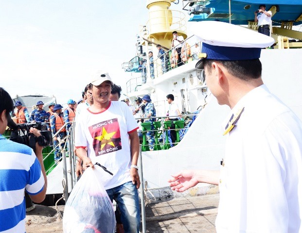 Đưa 11 ngư dân Bình Định bị chìm tàu vào bờ an toàn