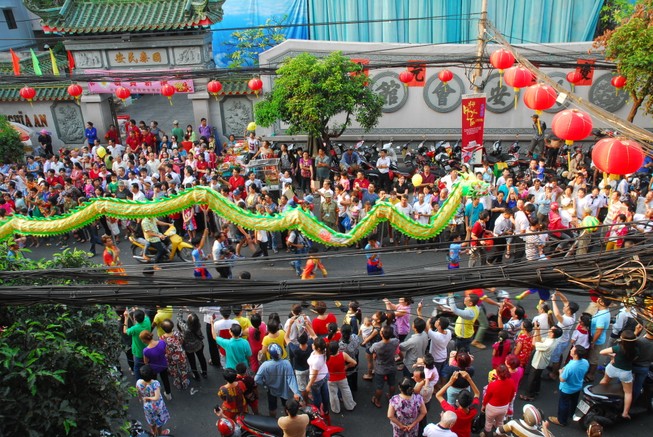 Rộn ràng lễ hội đường phố tết Nguyên tiêu ở Chợ Lớn Sài Gòn