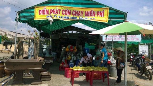 Cơm miễn phí giúp người dân nghèo vùng hạn mặn
