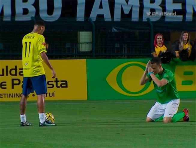 Clip: Đối thủ 'quỳ lạy' xin Neymar ngừng lừa bóng